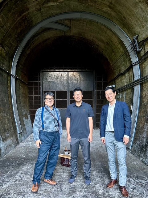 貯蔵庫の前にて（写真右からSAKURAO DISTILLERYの木原康之氏、藤野敬文氏、山岡秀雄）