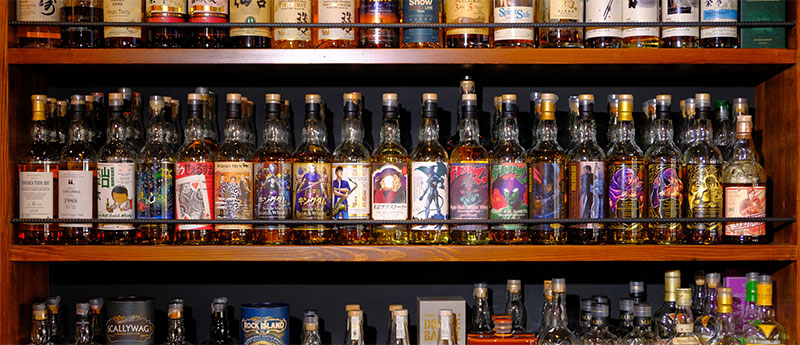 お店はウッディな雰囲気で、バックバーや、壁一面にウイスキーが並んでいる。ウイスキー・ミュウのボトルも並んでいる。