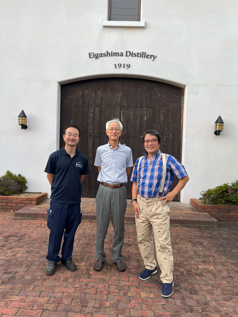 江井ヶ嶋酒造・製造部大川啓太さん、平石幹郎社長、WHISKYMEWの山岡秀雄。
