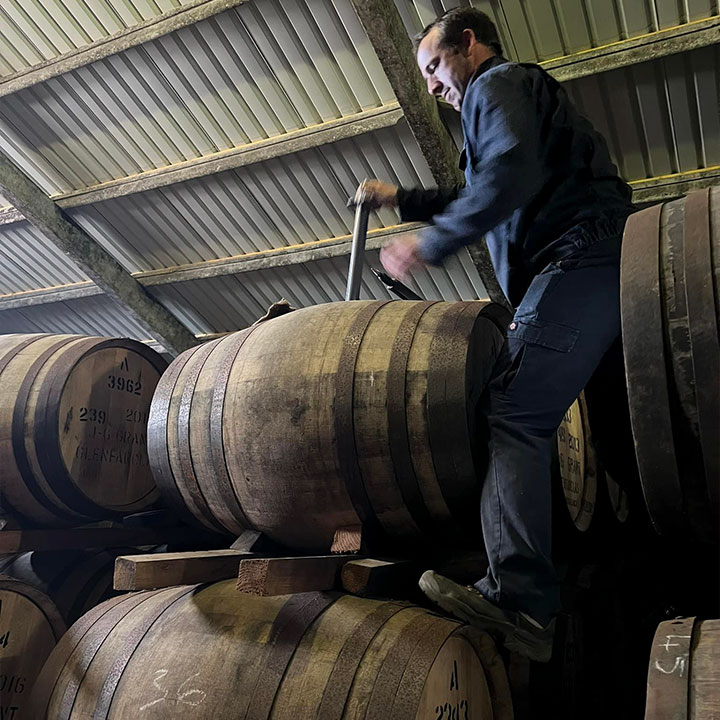 ラベルの絵を描きおろしてくれたジャカルタのアンドリュー。秩父スタンプラリーボトルのラベルデザインも手掛けてくれています。