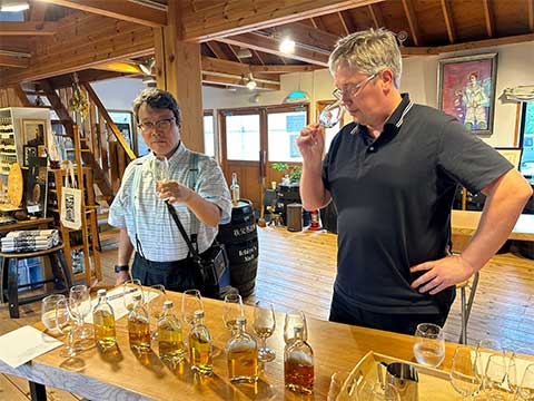 樽を選定するステファン・ヴァン・エイケン氏と山岡秀雄。