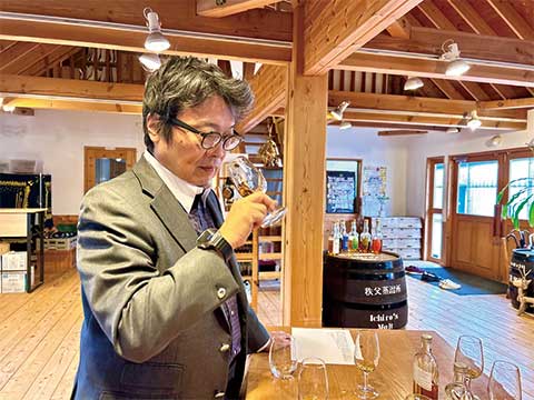山岡秀雄が秩父蒸溜所を訪れてテイスティング