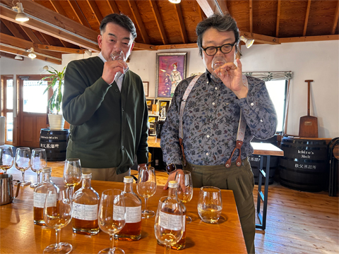 秩父蒸溜所にて、Bar Zizzオーナー・小山公一氏と山岡秀雄。