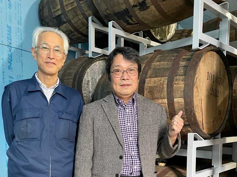 今回選定した樽の前で。左が江井ヶ嶋酒造の平石社長、右が山岡秀雄。